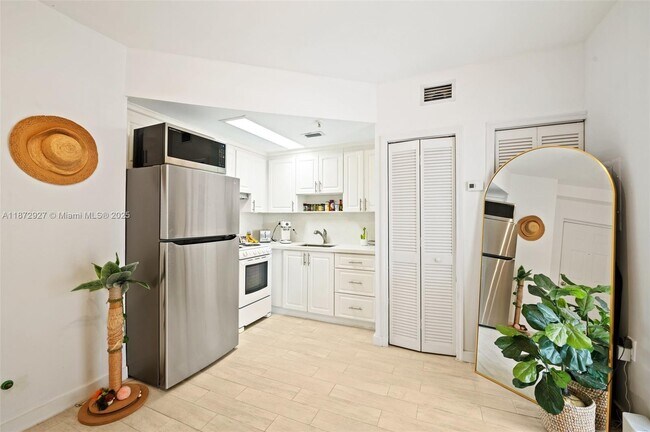 Building Photo - 3051 SW 27th Ave