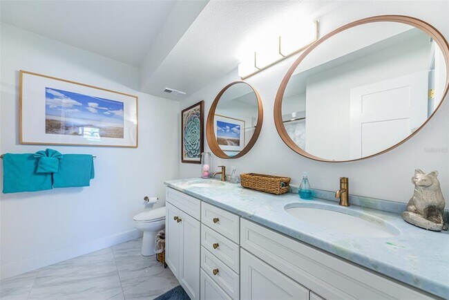 Building Photo - 5901 Bahia Del Mar Cir N
