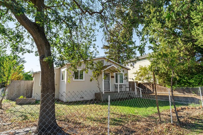 Building Photo - Fully Updated 2/1-Directly Across From 20th St Park