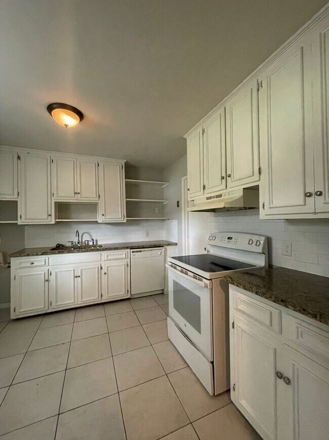 Building Photo - 916 Grenada Dr