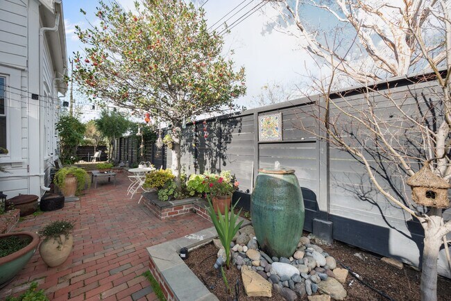 Building Photo - Elegant, Light-Filled Furnished Alameda Home with Indoor-Outdoor Living