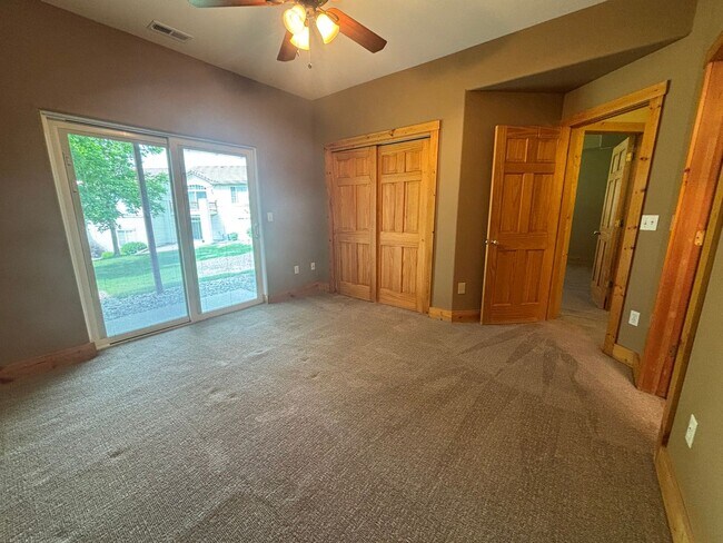 Building Photo - 2 Bed/2.5 Bath Townhome with A/C and gas f...