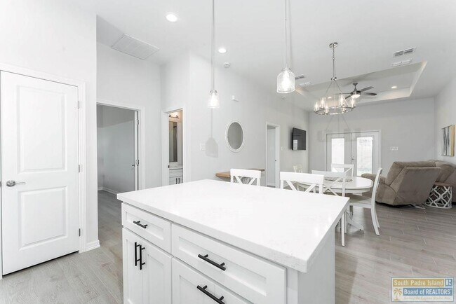 Building Photo - 20 S Bay Hill Dr