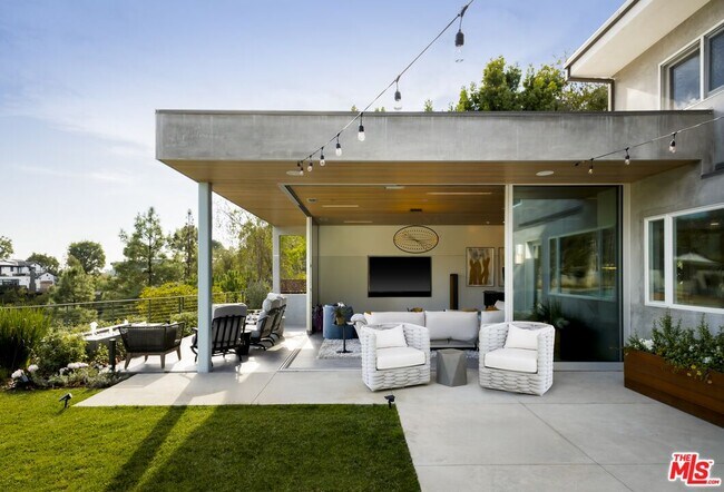 Building Photo - 2344 Banyan Dr