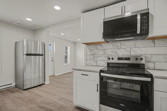 Building Photo - 2 Bedroom Single Family Home*Remodeled* Utilities included in rent!