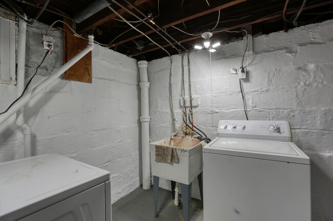 Building Photo - 211 Lenox Ave