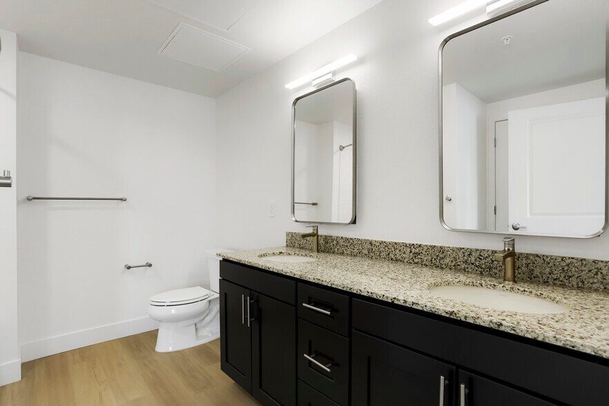 Building Photo - 2960 Hawthorn Ave