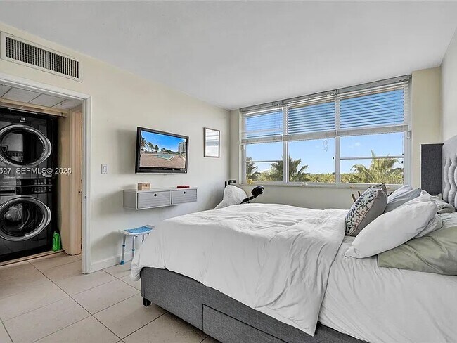 Building Photo - 5005 Collins Ave