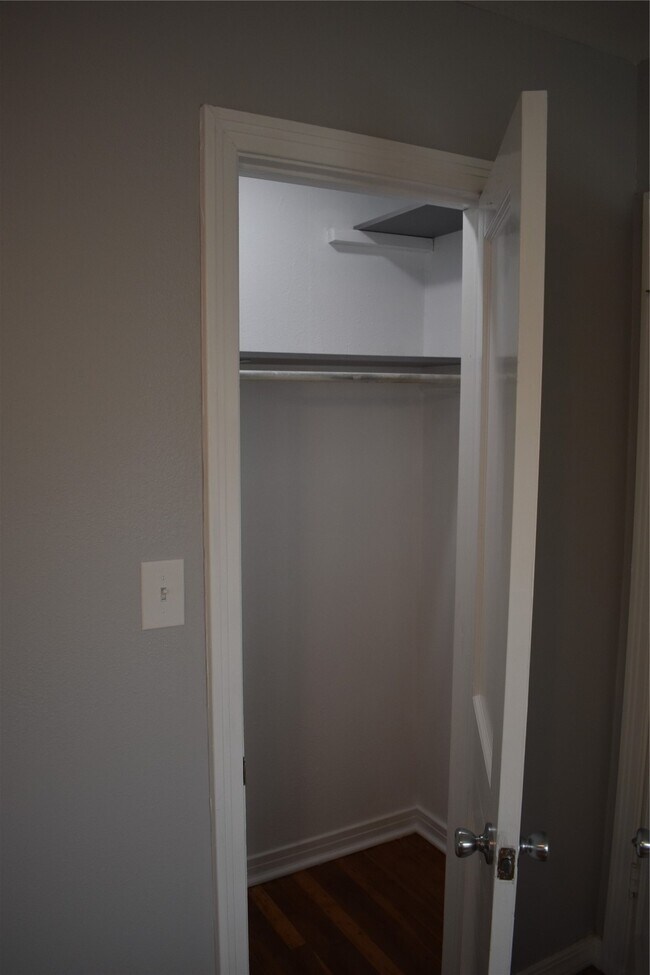 Building Photo - 904 Wisconsin St