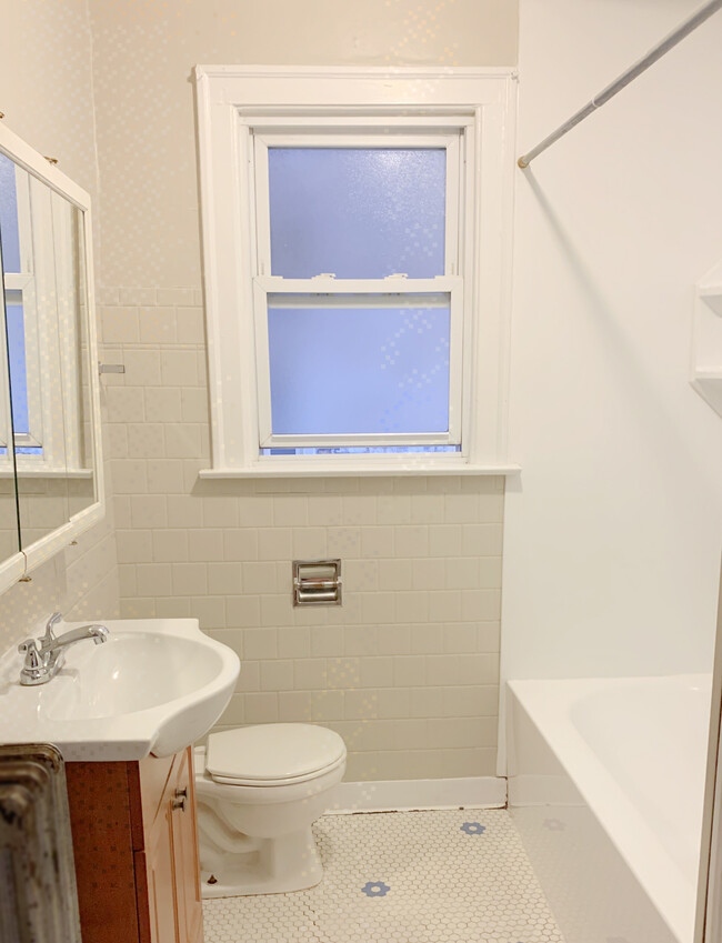 Building Photo - Large 1 Bed + Den in Superb Berwyn Locatio...