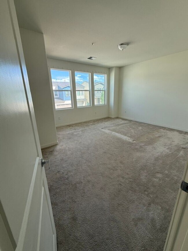 Building Photo - Charming Sun Valley Home with Generous Yard