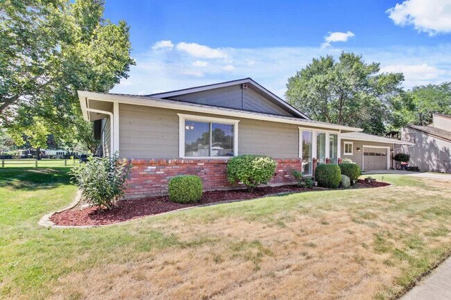 Building Photo - 1215 E Cerramar Ct