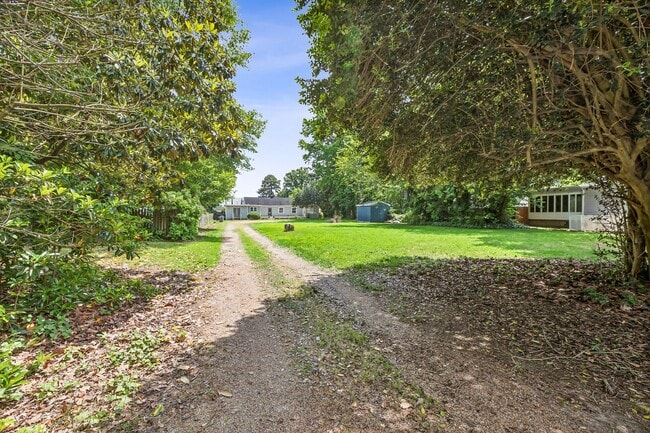 Building Photo - Water Views, Hampton, 3 bed 2.5 bath Ready Now!