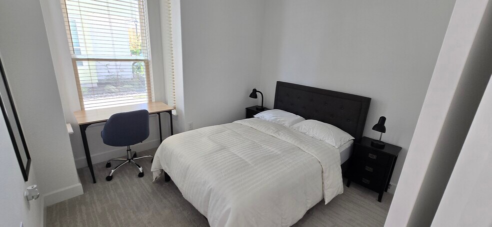 Bedroom with Natural light and desk - 4212 Margarita St