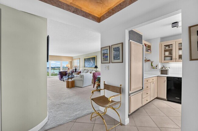 Building Photo - 1021 Hillsboro Mile