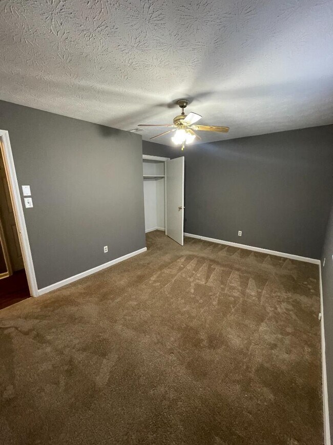 Building Photo - 416 Garden Park Dr