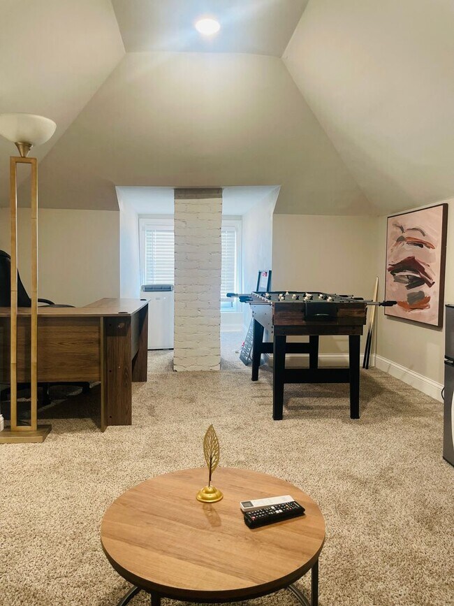 Building Photo - Modern Townhome in the Heart of Franklinton