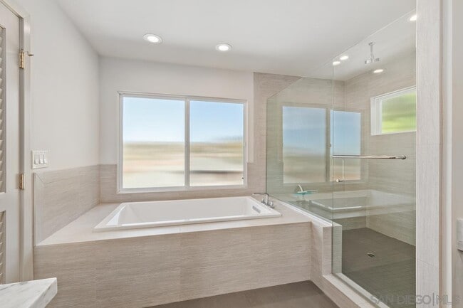 Building Photo - 923 Muirlands Vista Way