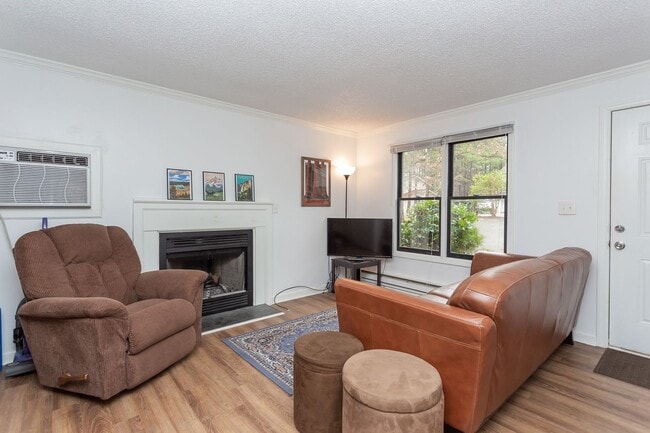 Building Photo - Available early August! One level, 2 bedroom duplex close to Chapel Hill and Durham!