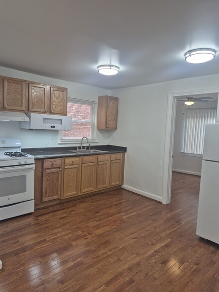 Building Photo - 2063 Beechmont Ave
