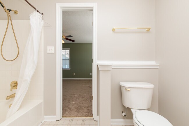 Building Photo - 4 Bedroom 2 Bath