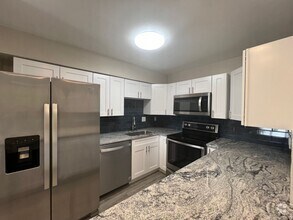 Building Photo - Spacious 2-Bed, 2-Bath Condo in Desirable ...