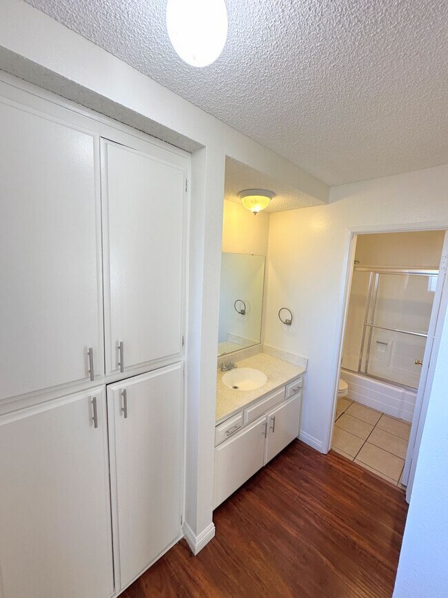 Building Photo - LARGE 1bd/1ba in NoHo WITH Parking!