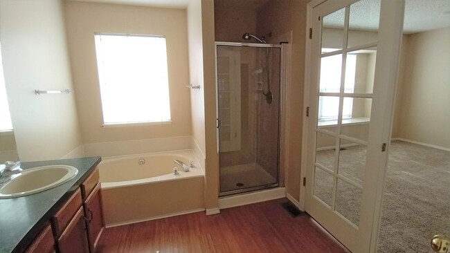 Building Photo - 4 Bed 2.5 Bath Available Now - MileStone R...