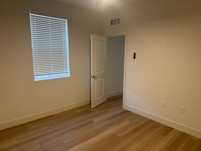 Building Photo - 5545 Oberon Ave