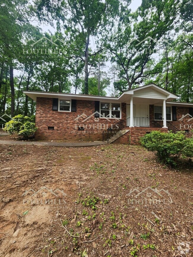 Building Photo - 2-Bed Duplex with Hardwood Floors & Fresh ...