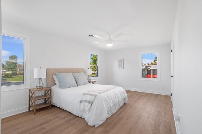 Building Photo - 211 Della Ln