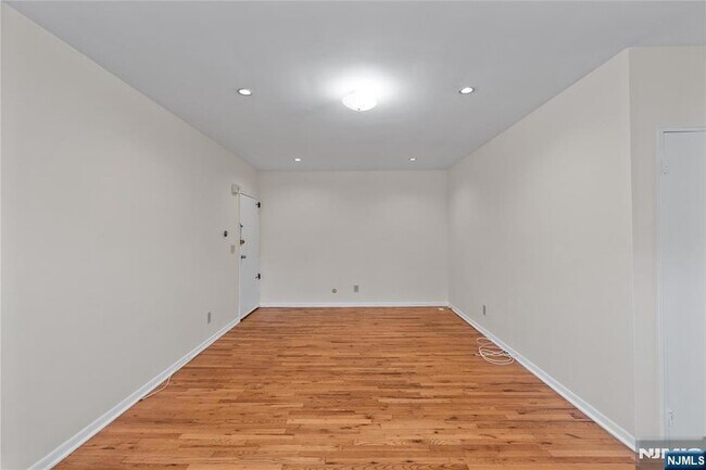 Building Photo - 239 Crescent Ln