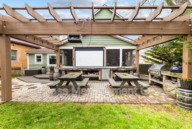 Building Photo - 625 Luttrell St