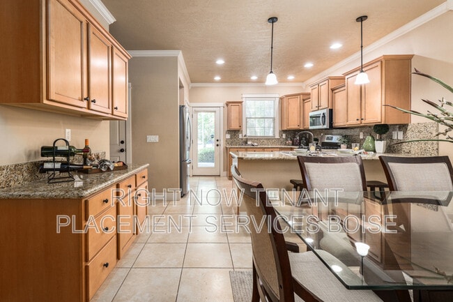 Building Photo - 994 E Winding Creek Dr