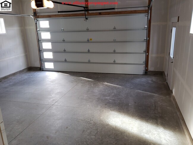 Building Photo - Beautiful Large 4bd/2.5ba 2332sqft home in The Lakes Subdivision