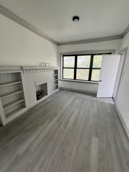 Building Photo - 1840 S Avers Ave