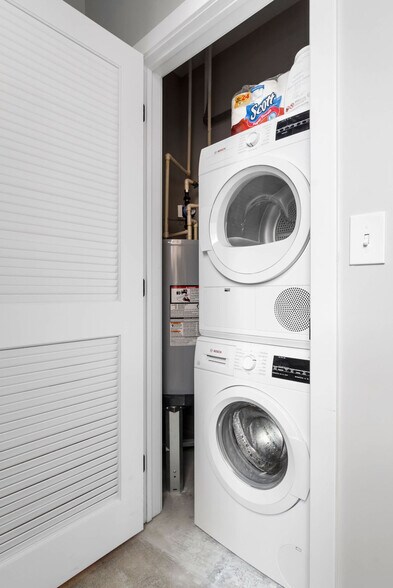 Building Photo - 205 W 4th St