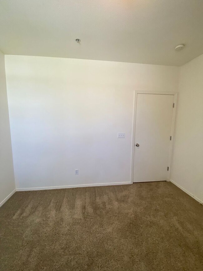 Building Photo - Centrally Located Downstairs Condo in the Oak Creek Villas