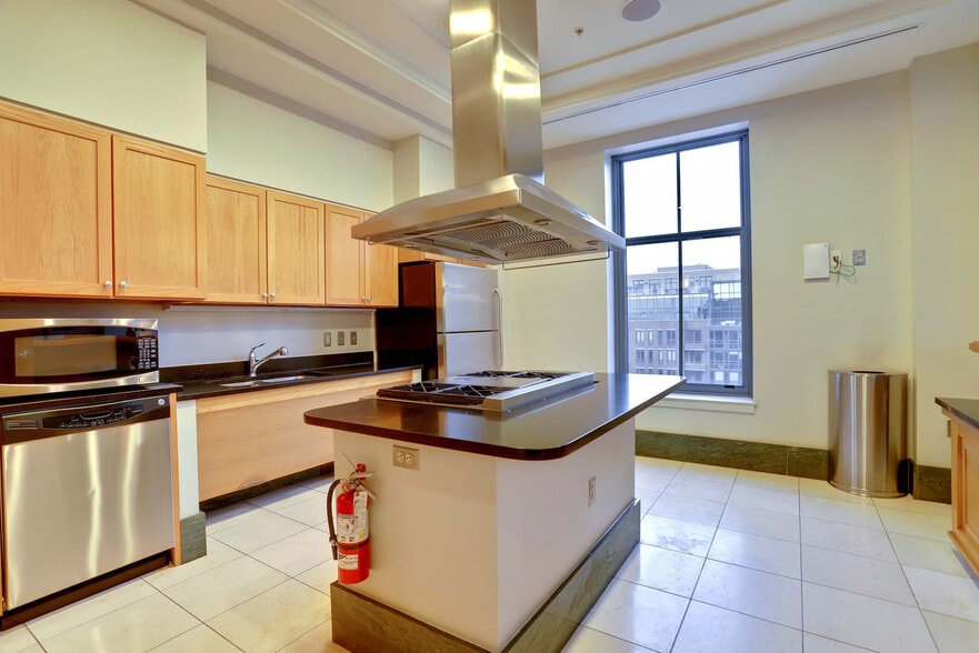 Building Photo - 550 14th St S