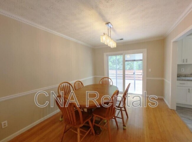 Building Photo - 4635 Hampton Square Dr