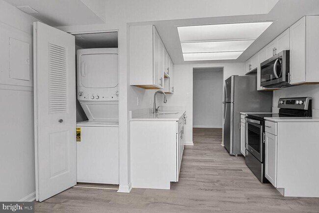 Building Photo - 10223 Valentino Dr