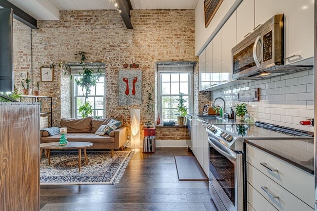 Building Photo - Stunning Partly Furnished Studio in Old Town Alexandria