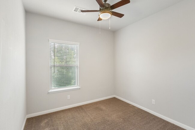 Building Photo - 3 Bedrooms and 2.5 Bathrooms located in Ca...