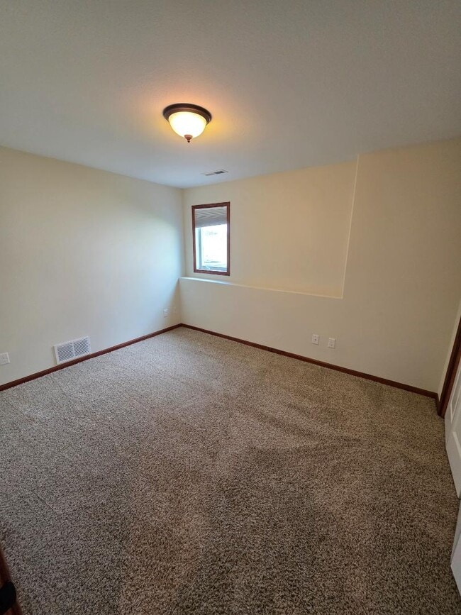 Building Photo - 1628 Valley Dr