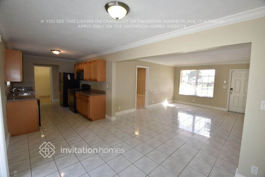 Building Photo - 427 SW 65th Ave