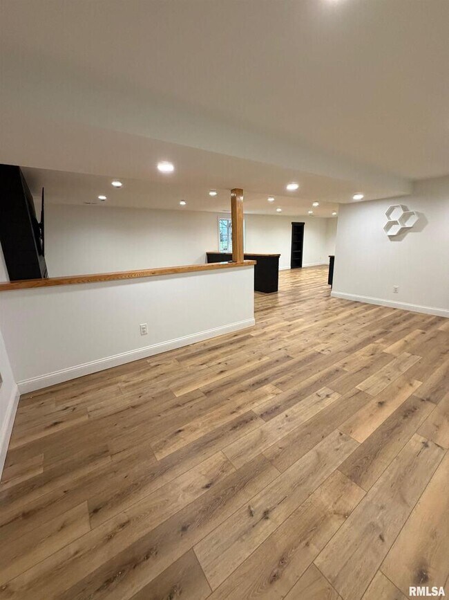 Building Photo - 2625 E 56th Ct