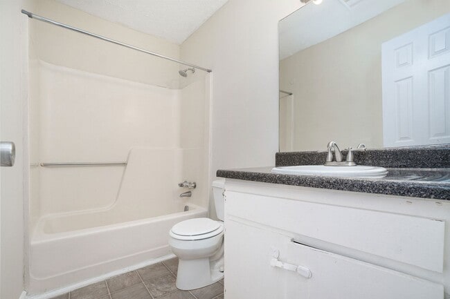 Building Photo - Large 4 Bedroom 2.5 Bath Home with 2 Car Garage