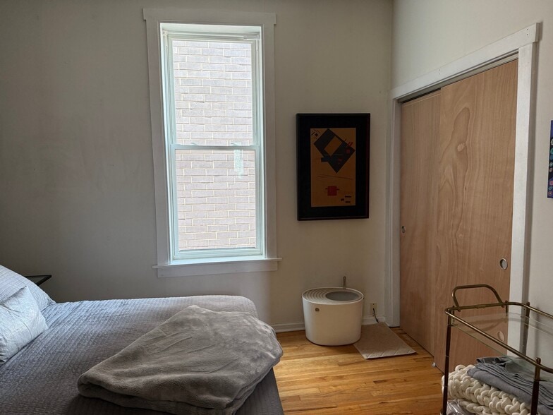 Building Photo - 2312 W Dickens Ave