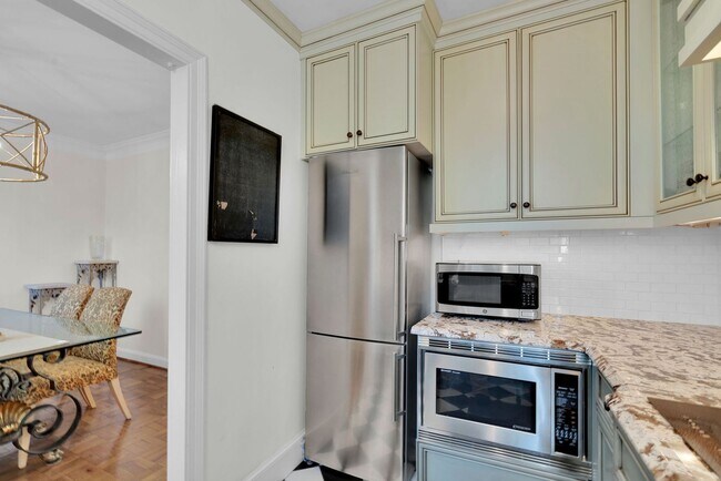 Building Photo - Fully furnished and thoughtfully updated top-floor condo in the heart of Dilworth at desirable My...