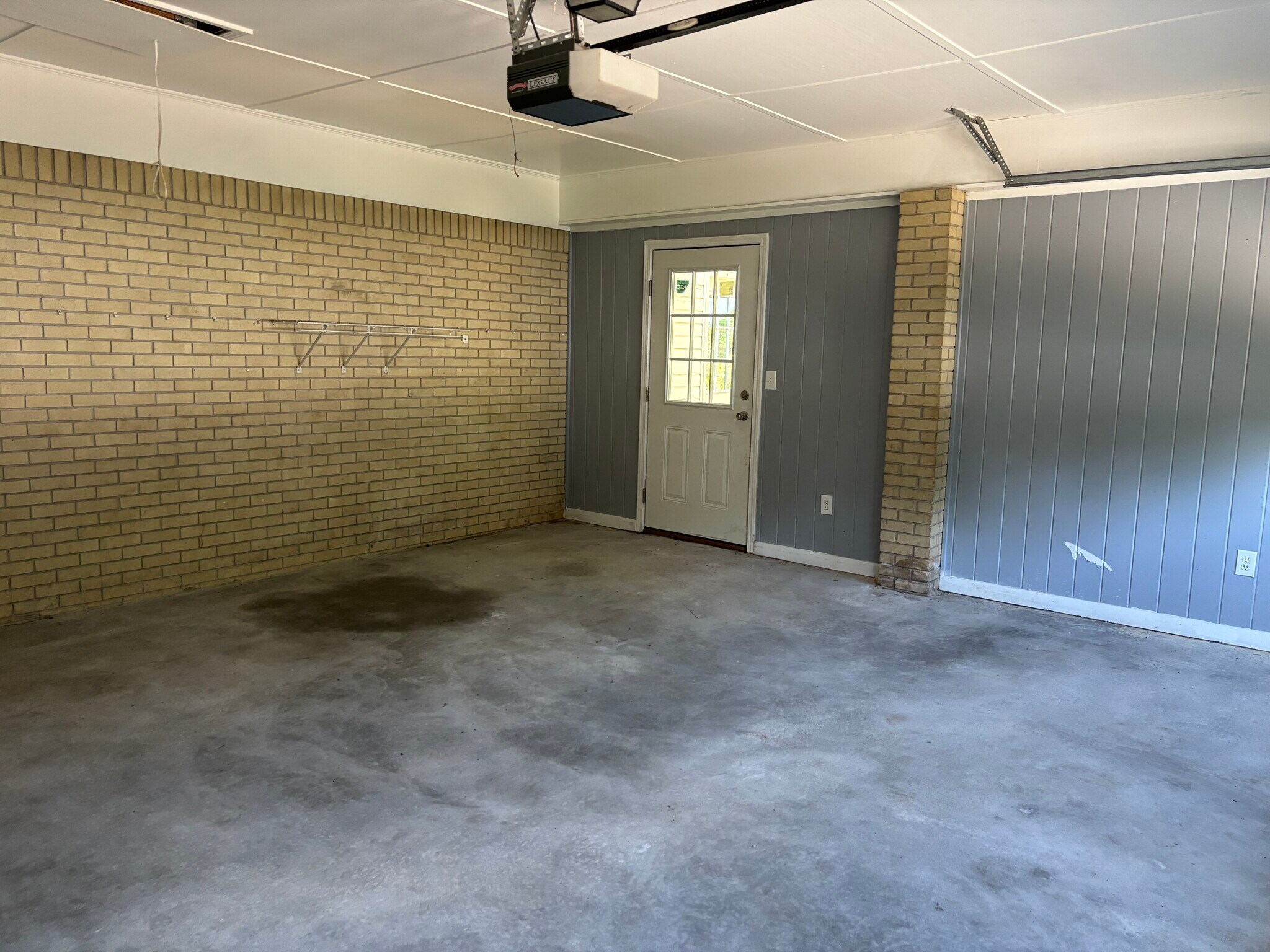 Building Photo - 1311 Lakeshore Cir